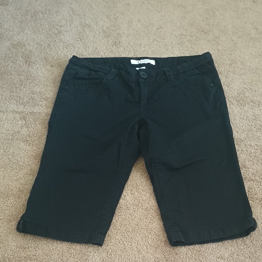 Must Bundle For $3 Offer.   Candies Juniors Size 7 Black Bermuda Shorts